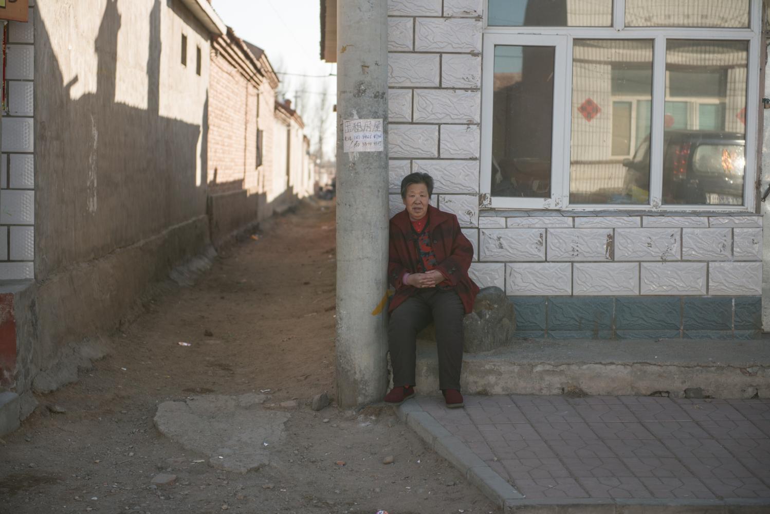 小县城老年人生活现状实拍,一个人孤独的坐在巷口,整天无所事事
