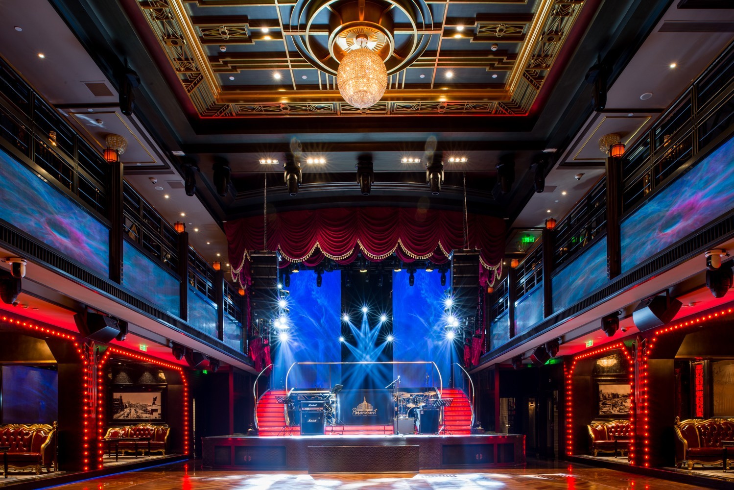 二楼99现代演艺大厅二楼查理·卓别林圆厅从一楼大堂蜿蜒直至三楼