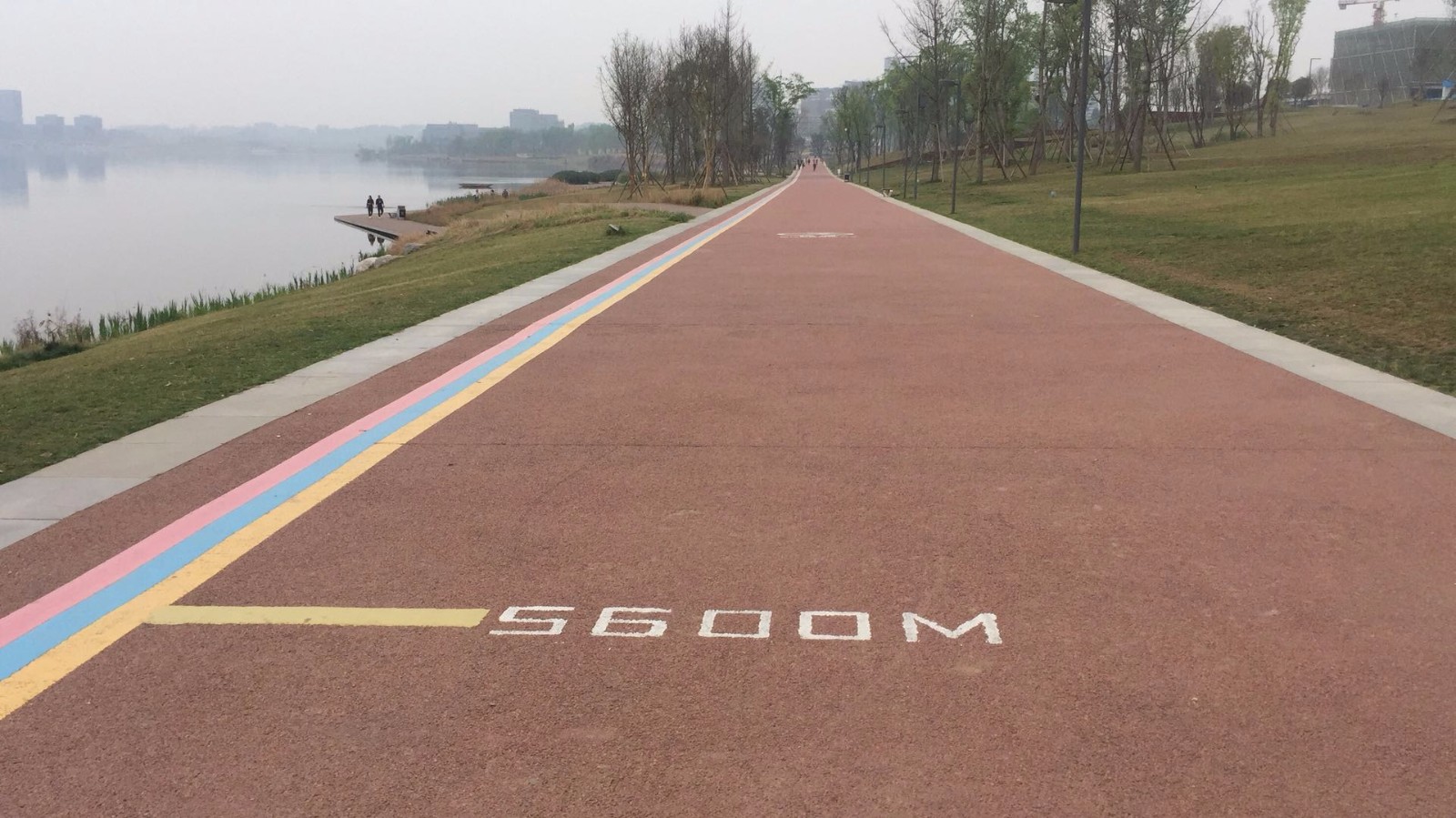 跑步者的天堂成都最美新地标一段还是建在成都最大的湖面上