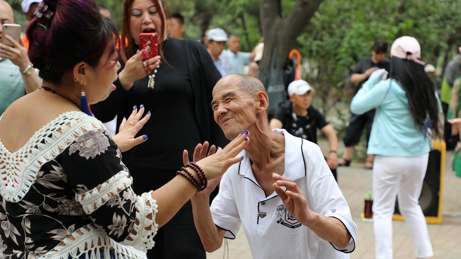 东北大爷干瘦干瘦的,跳起尬舞也是无敌了!