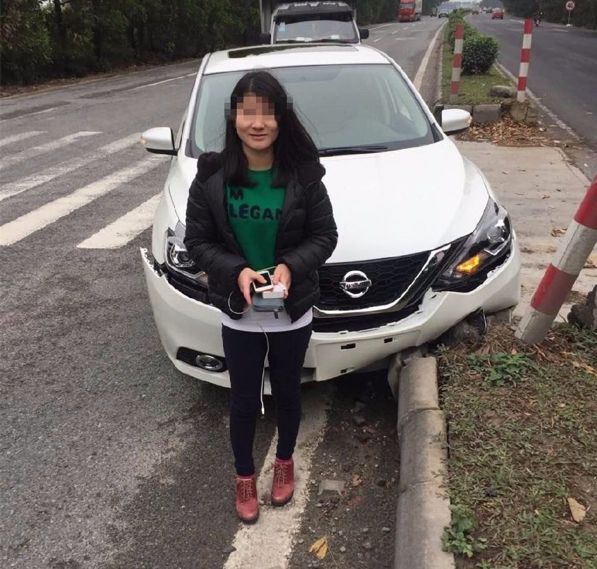 男子给女司机指挥倒车被撞断肋骨,网友:你这科目二怎么考过的?