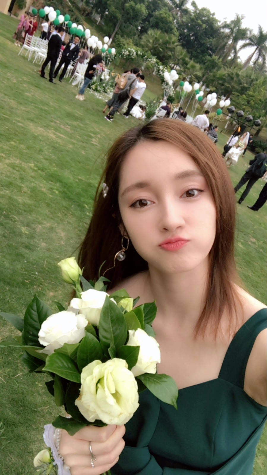 徐晓璐现身朋友婚礼 肌肤白皙一身墨绿连衣裙美翻