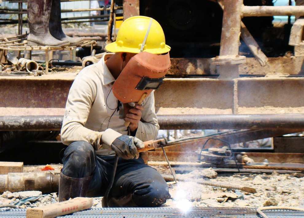 镜头下:高温工地上农民工干活的10个瞬间 有一张画面很温暖