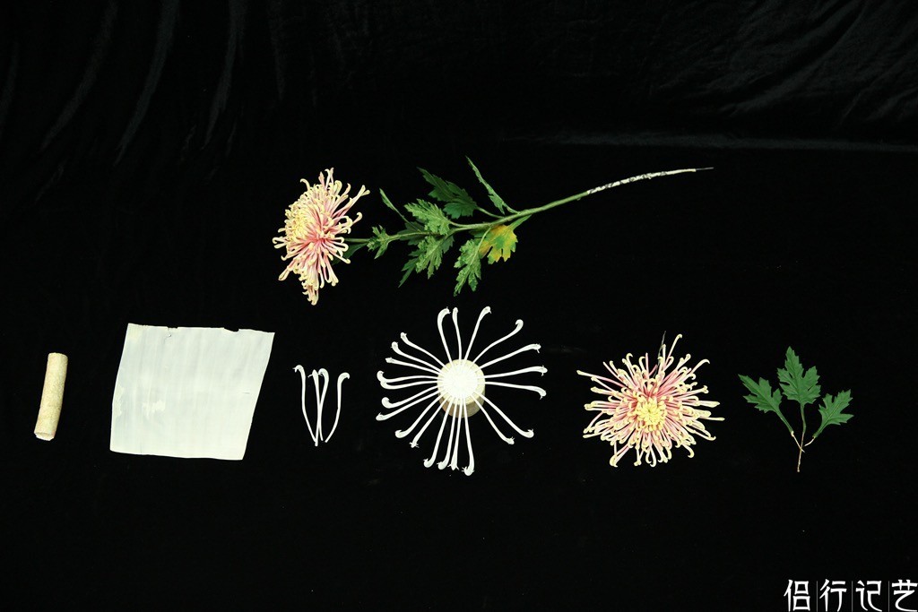 他叫戴春富,扬州人,今年78岁,是一名通草花制作手艺人,老人从17岁就随