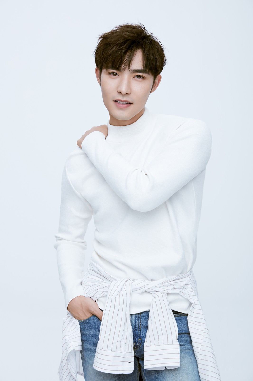 白色系暖男李思阳陪你一起过情人节