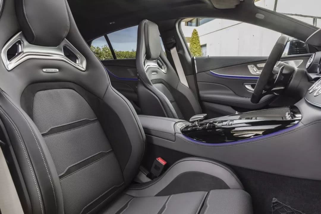 空间,毕竟是四门,所以乘坐空间还是比较大的;后备箱空间是个惊喜,容积