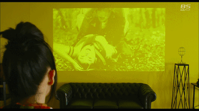 她打开投影,播放的是一段羞耻「制服野战.avi」.