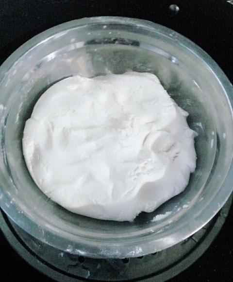 如果没有筛子可以放到案板上面,用擀面杖擀成小粉粒.