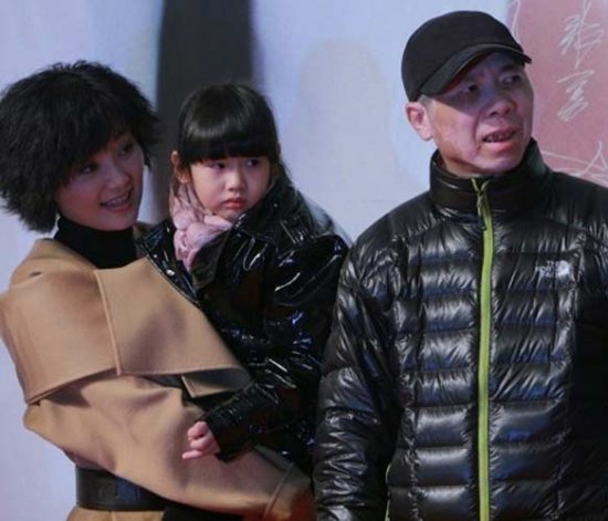 59岁冯小刚两女儿近照,大女儿长相清纯,小女儿长得太像冯小刚
