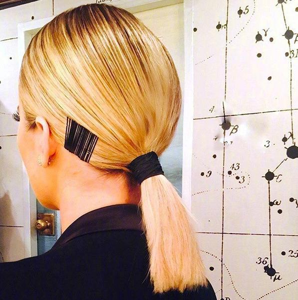 而且梳的油光锃亮低马尾有一种很酷的发型就是:扫把头,这个更适合短一