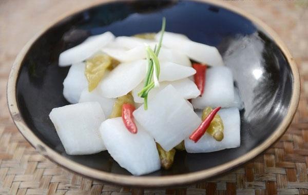 奶奶做了20年的秘制腌萝卜,从老家带回来一大罐,邻居都抢着吃