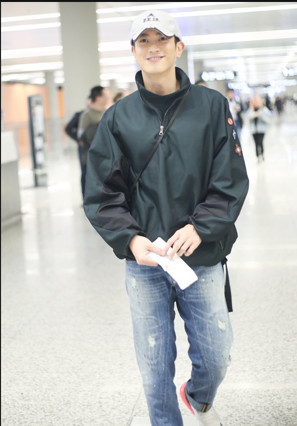 杜江黑色防风衣搭配破洞牛仔裤低调休闲现身机场 笑容满面心情靓