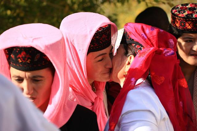 新疆塔吉克族亲吻礼新疆塔吉克族亲吻礼这里有众多值得旅游的地方