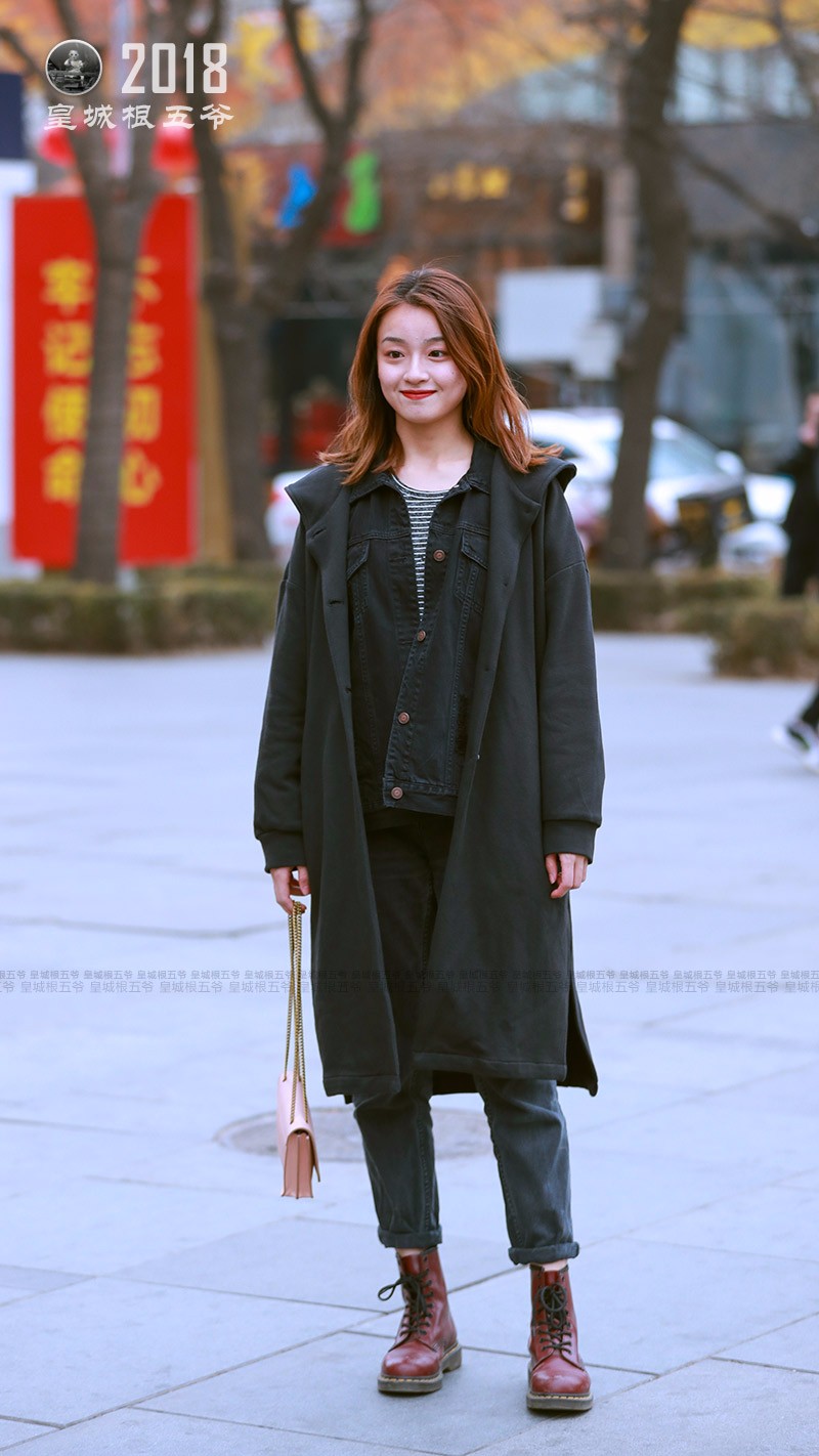 三里屯街拍:经典的春装让美女们尽显都市女性的风采