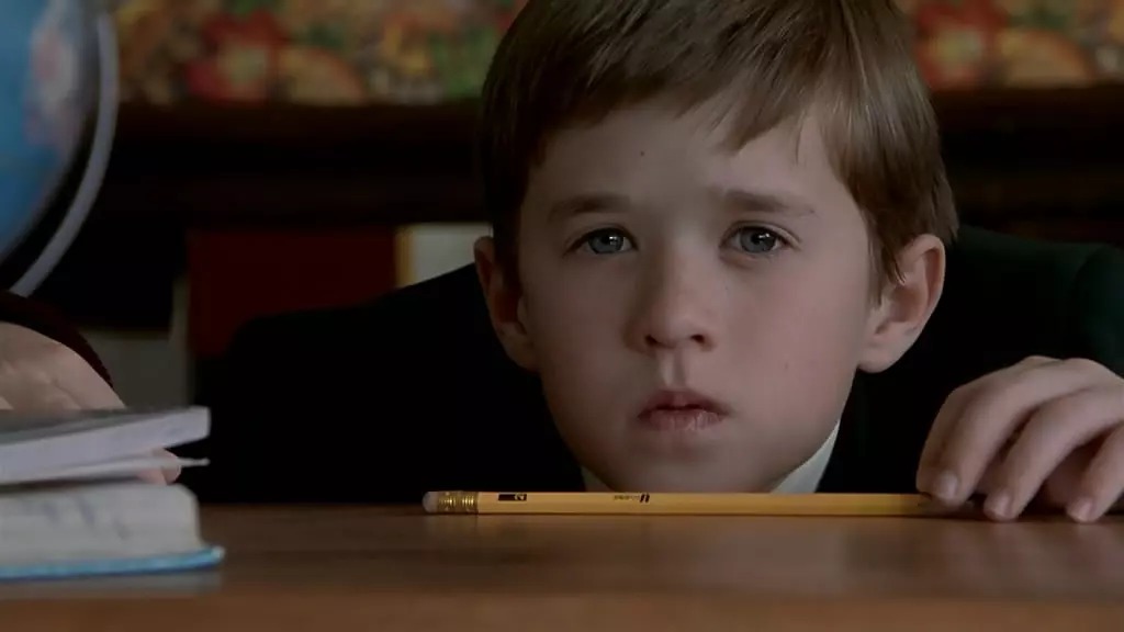 小男孩可以看见鬼,还能与鬼沟通,但没人理解他的世界