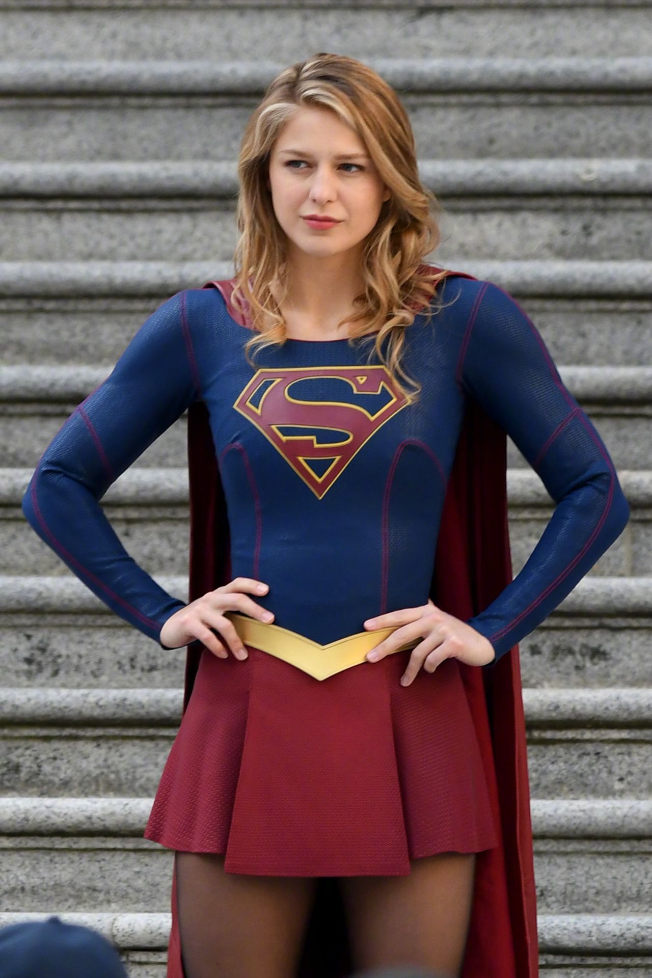 melissabenoist当地时间5月2日在温哥华拍摄supergirl的花絮