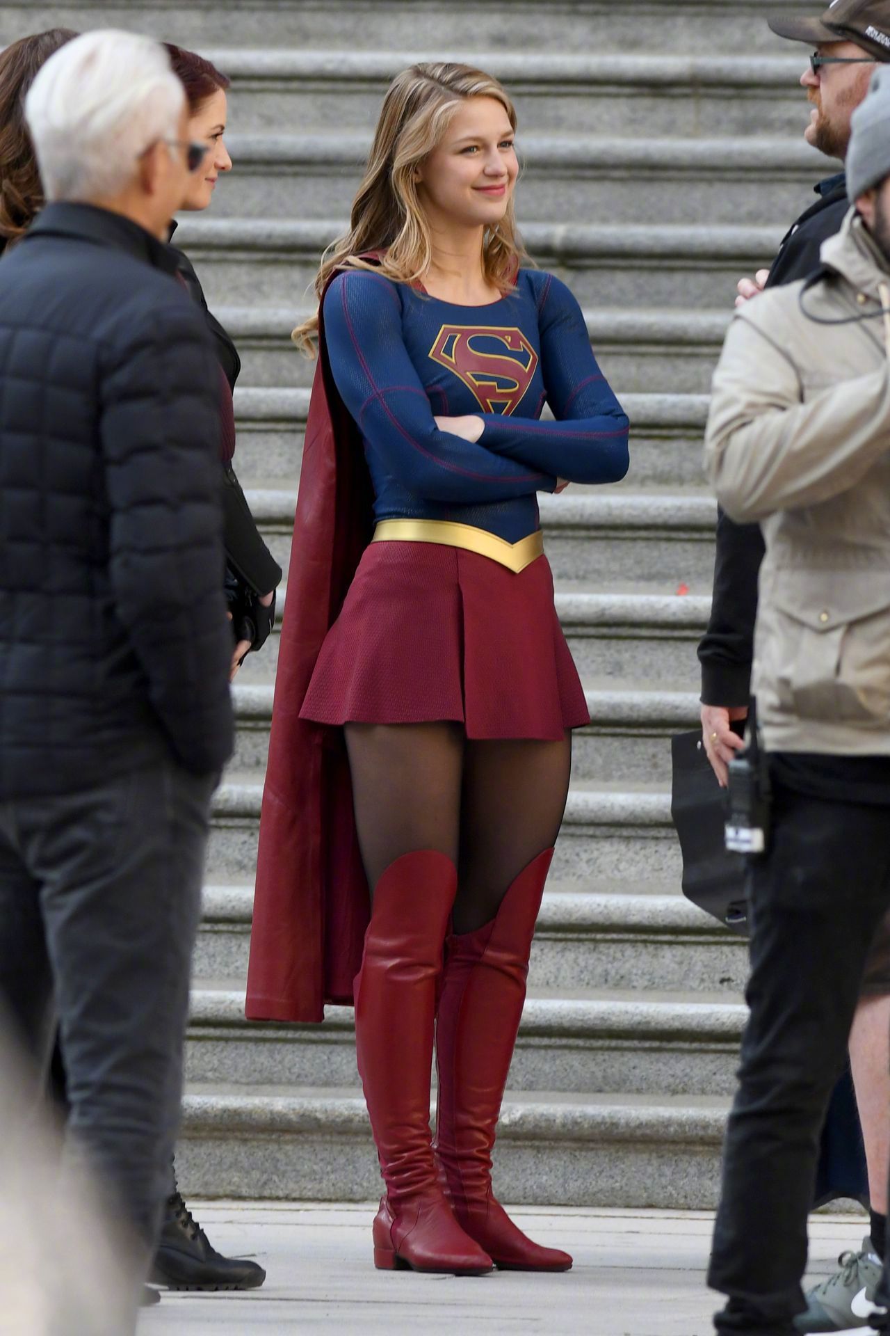 melissabenoist当地时间5月2日在温哥华拍摄supergirl的花絮