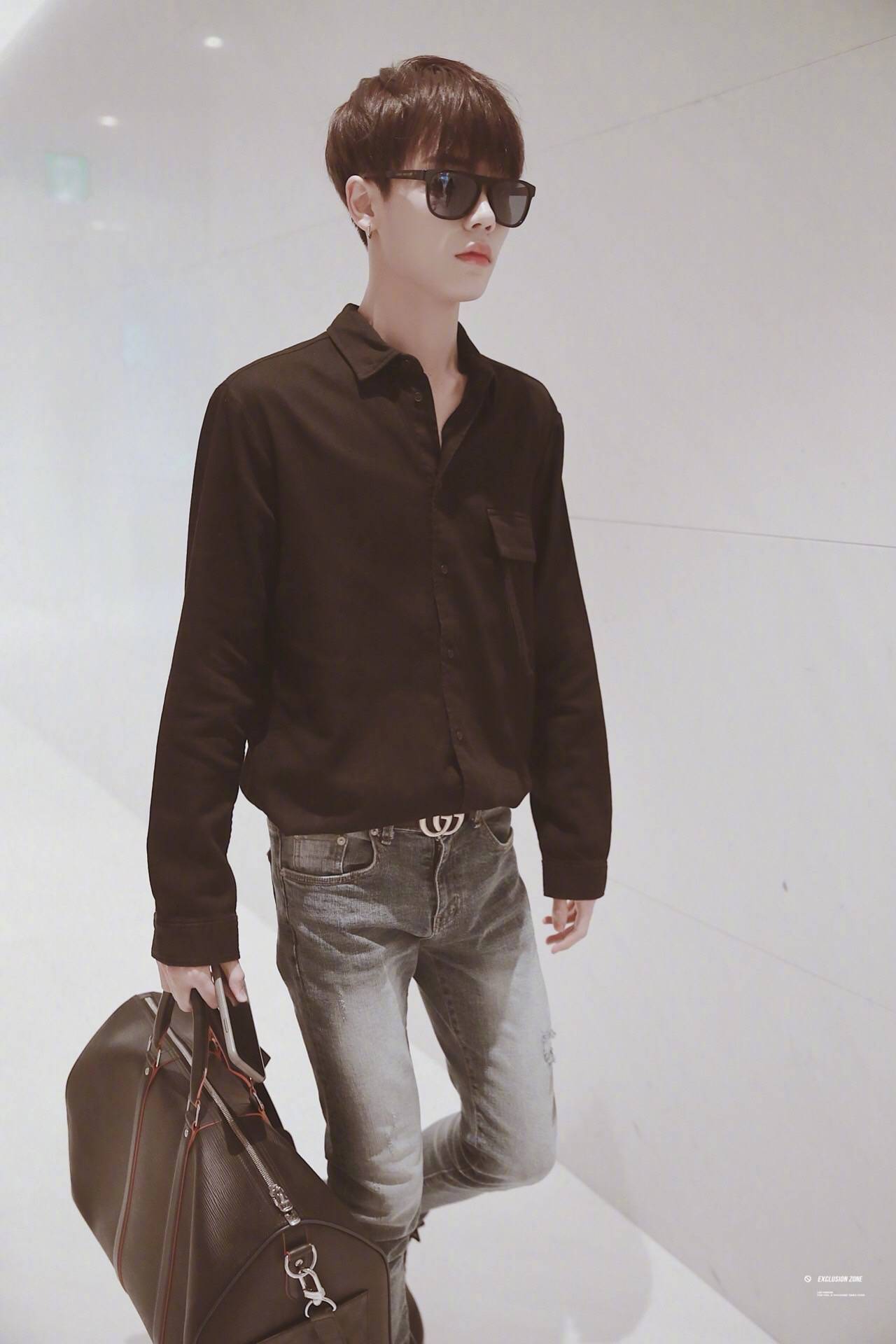 一身黑色衬衫 牛仔裤 马丁靴,酷帅有型的制霸