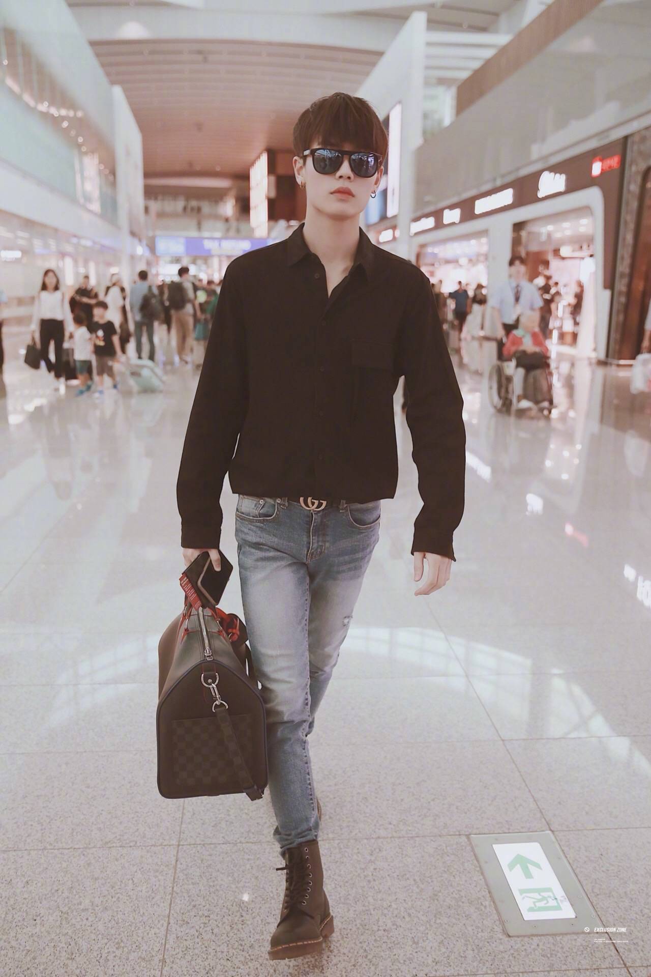 一身黑色衬衫 牛仔裤 马丁靴,酷帅有型的制霸