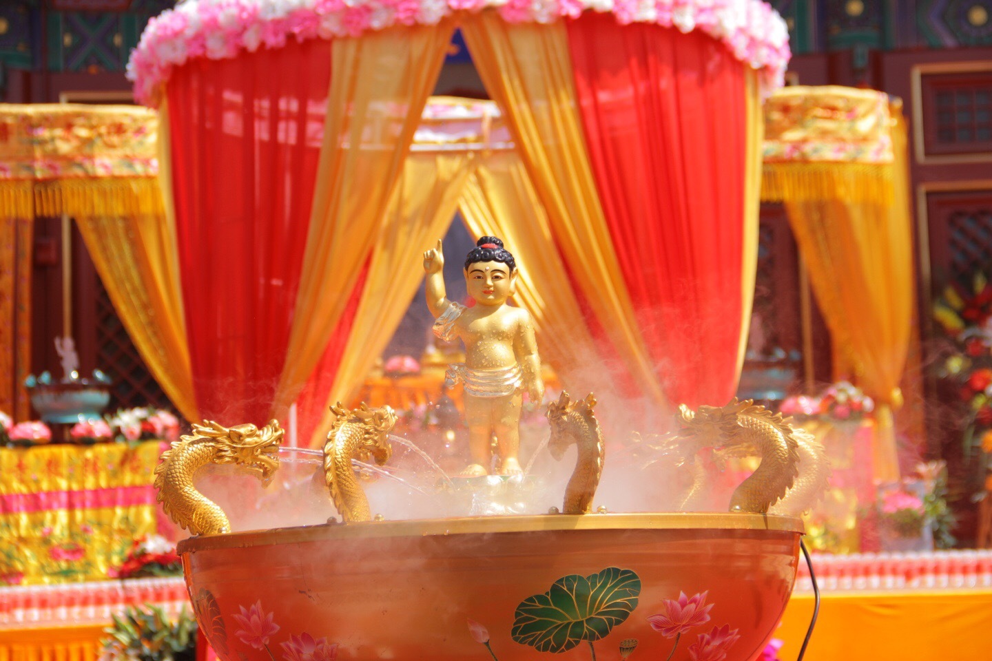 佑胜教寺浴佛法会进行中～现场善信居士众多,气氛庄严肃穆|居士|佛法|