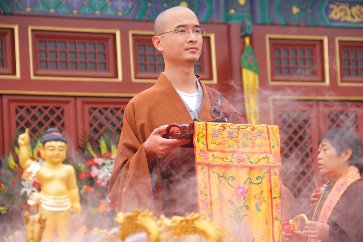 佑胜教寺浴佛法会进行中~现场善信居士众多,气氛庄严肃穆|居士|佛法|气氛_新浪新闻