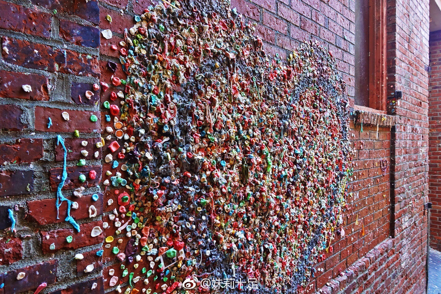 西雅图派克市场的口香糖墙被评为"世界上最恶心的墙"