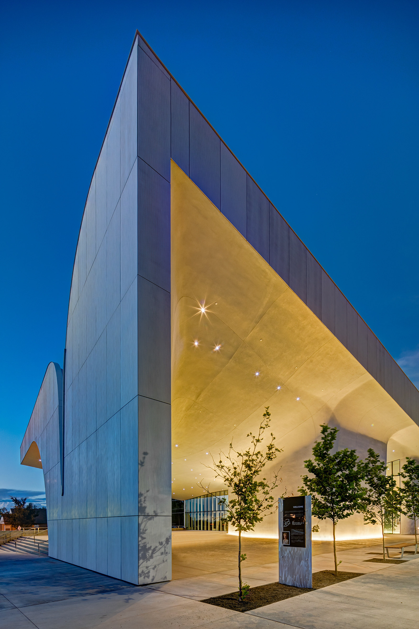 这座占地约三万平方英尺的白色建筑位于南犹他州