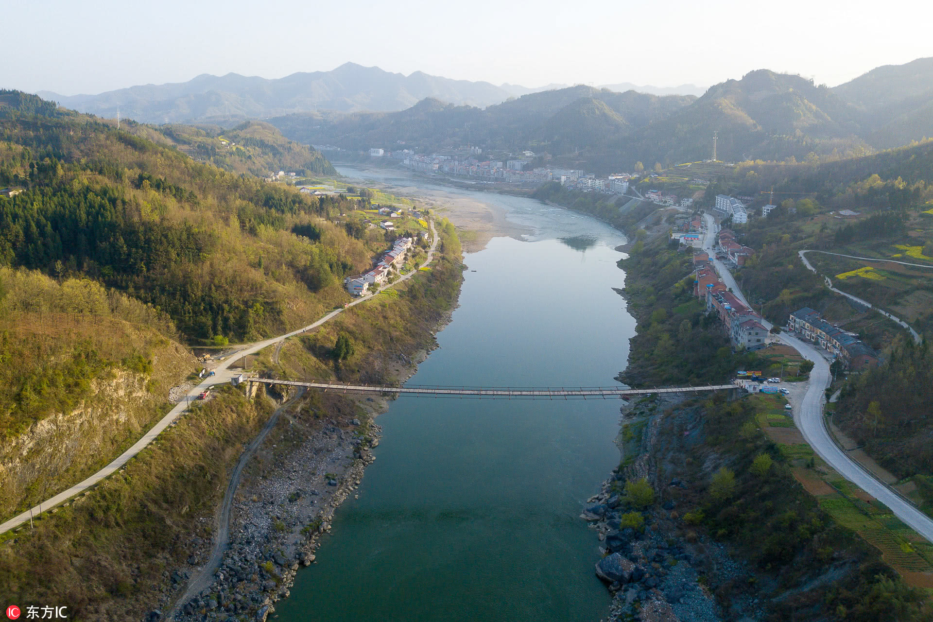 陕西汉江有一独特铁索桥 百余米大桥无立柱支撑可行汽车