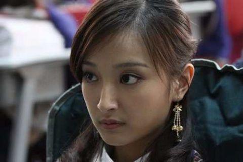 露头角;随后又出演青春言情剧《一起来看流星雨》中美丽傲气的赵美然