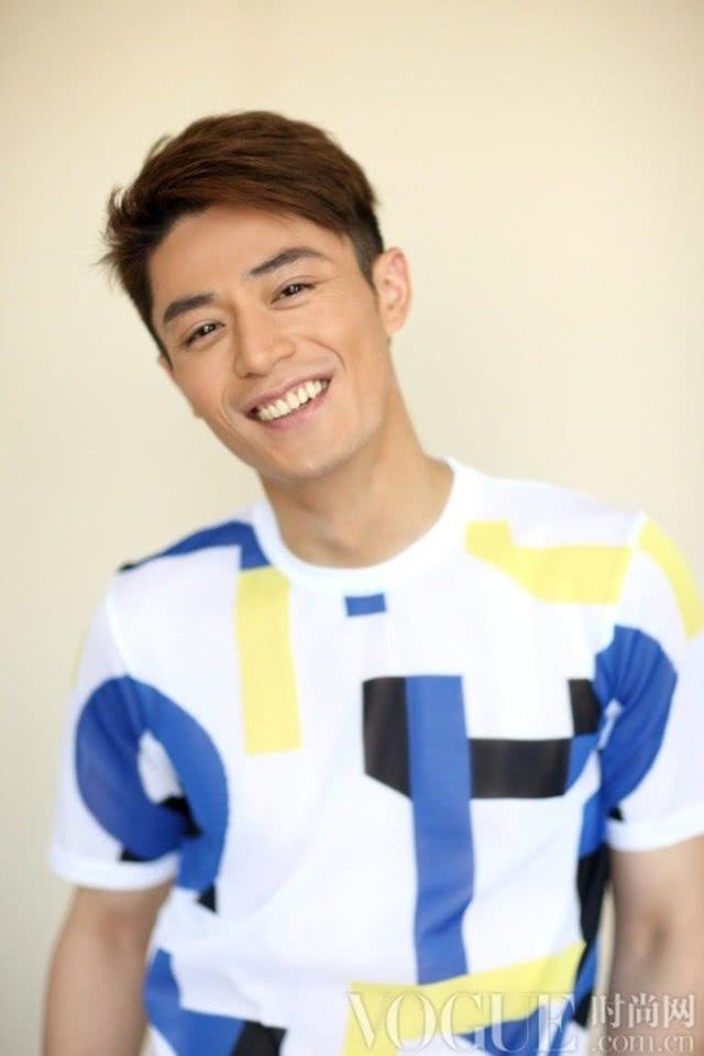 霍建华笑容阳光灿烂,让人一点看不出男神的真实年纪.