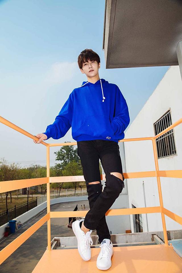 贾征宇曝夏日时尚街拍 率性少年魅力十足