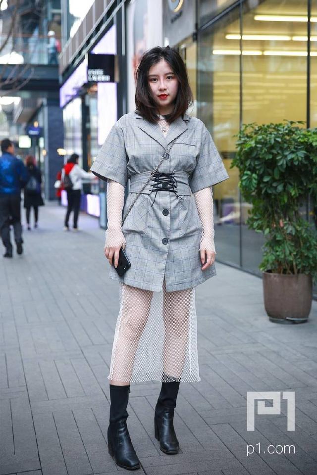 成都街拍:春熙路的小姐姐们亲身示范,今年夏天要这样穿!