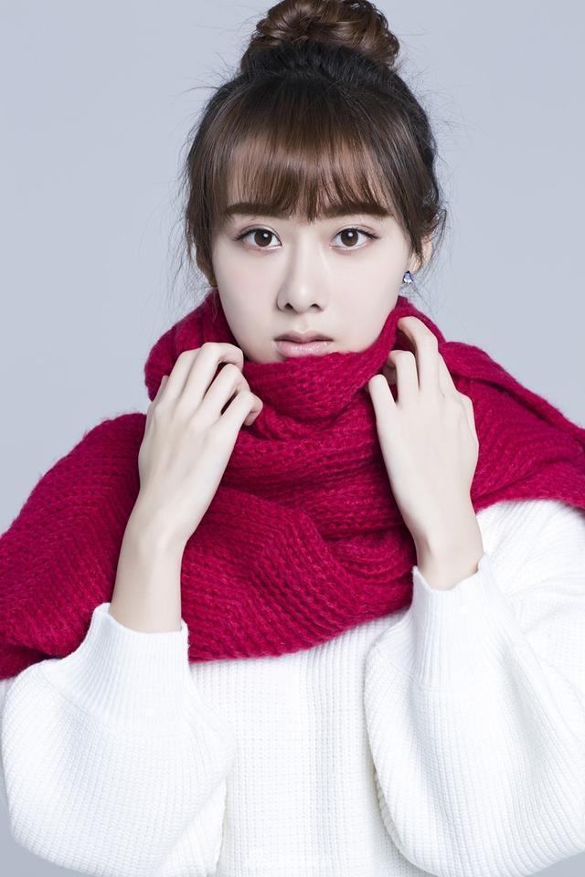 曹曦月的出道之作是在2013年上映的革命传奇剧《滚滚红尘》,她在