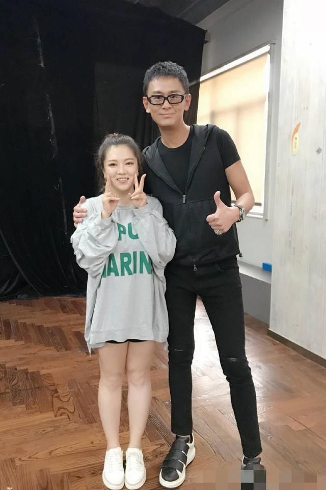 天天向上庆典合影,钱枫瘦了头还是大,大张伟像穿了郭德纲的西装