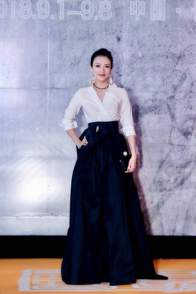 张雪迎与章子怡共同亮相红毯两人同框差距就出来了