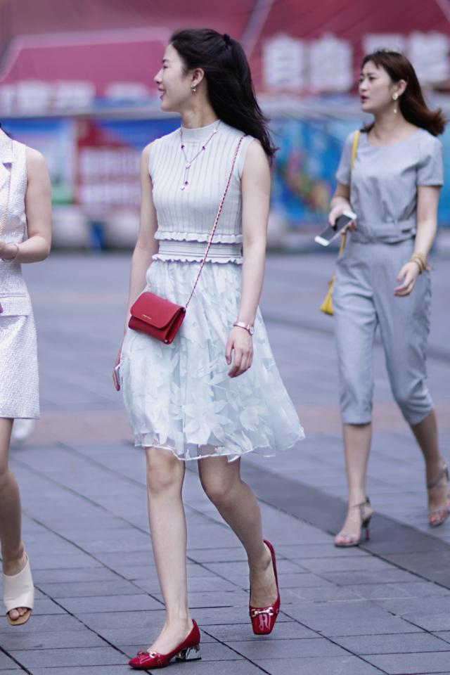 街拍连衣裙搭配休闲鞋第四个美女怎么穿都那么好看