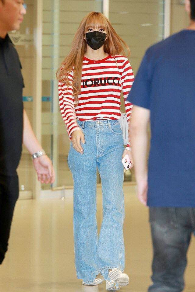 泰国少女lisa,穿短装露出黑色抹胸,绿裙下的大长腿好吸睛