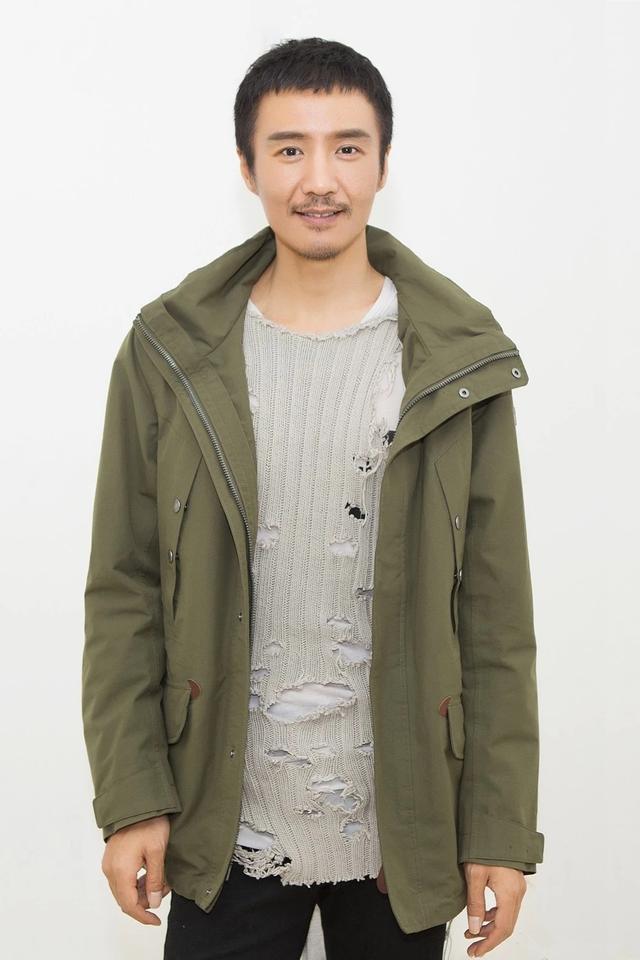 随着时代的更新发展,如今已是45岁大叔年纪的朴树,并不满足于在音乐圈