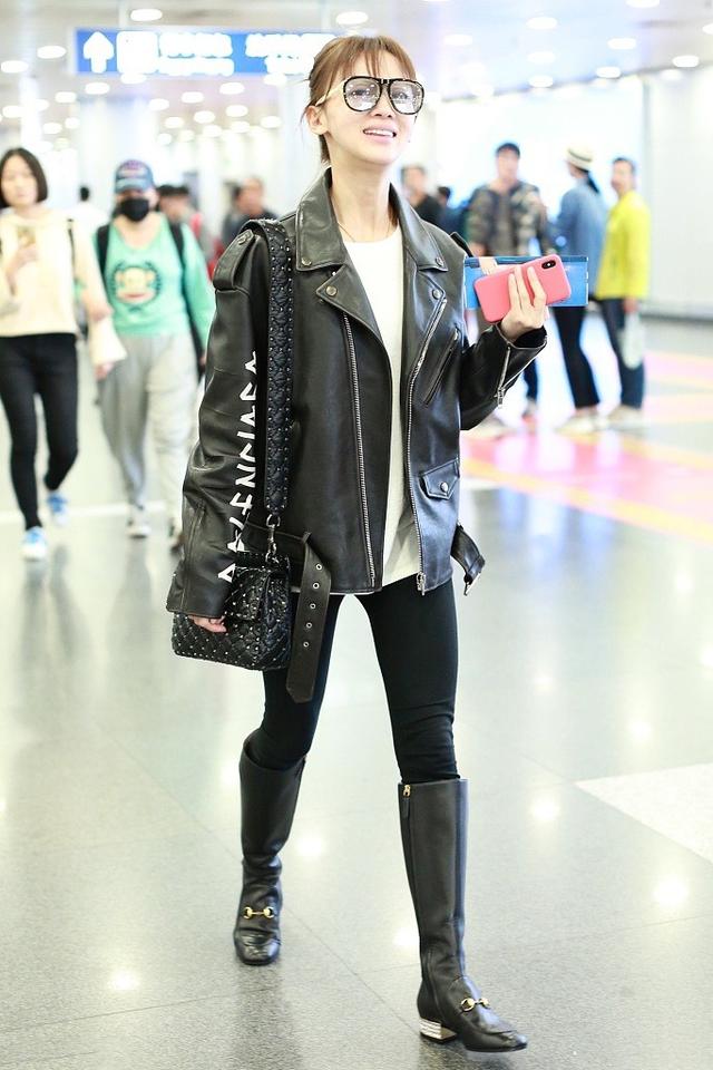 蒋欣虽然不是少女颜,却把皮衣穿出甜美感,35岁照样可爱!