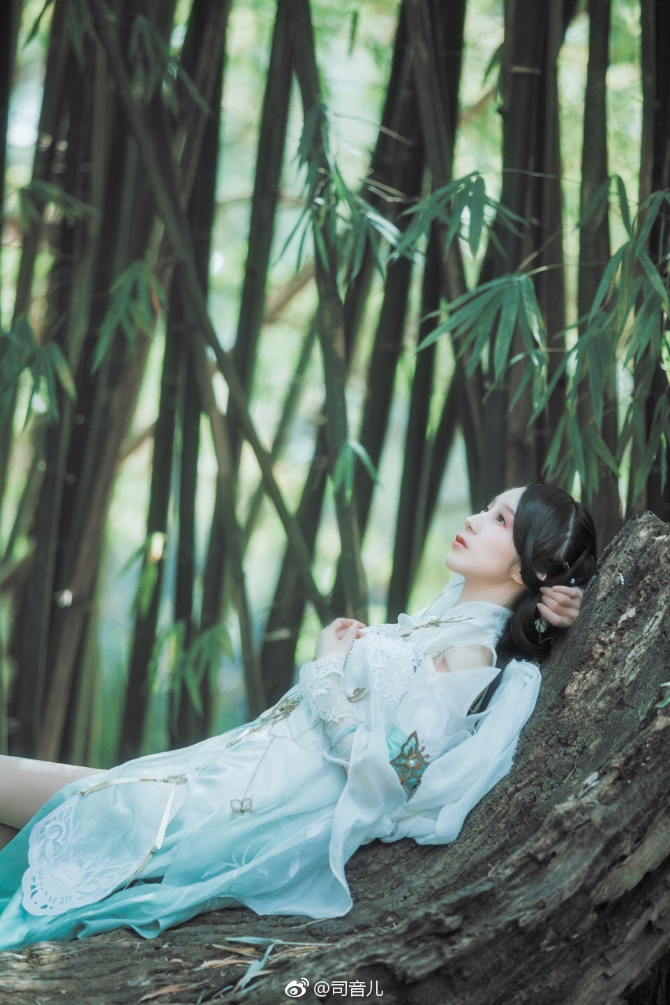 "一袭青衣翩若惊鸿,一缕绸带婉如游龙,出尘绝艳如天上人