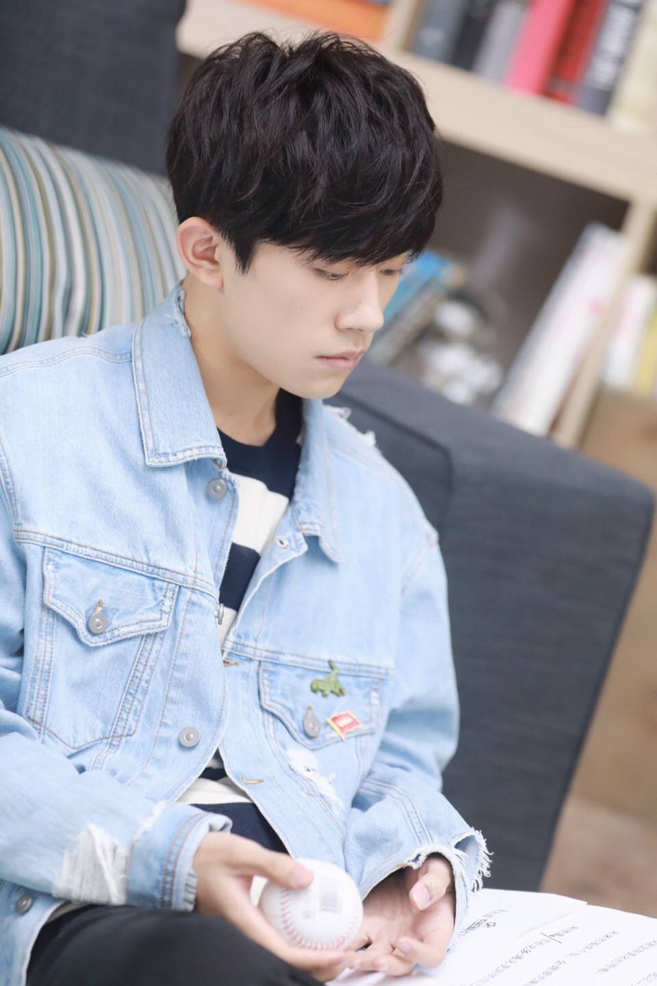 手握棒球,颔首低眉的少年 ,温柔如初