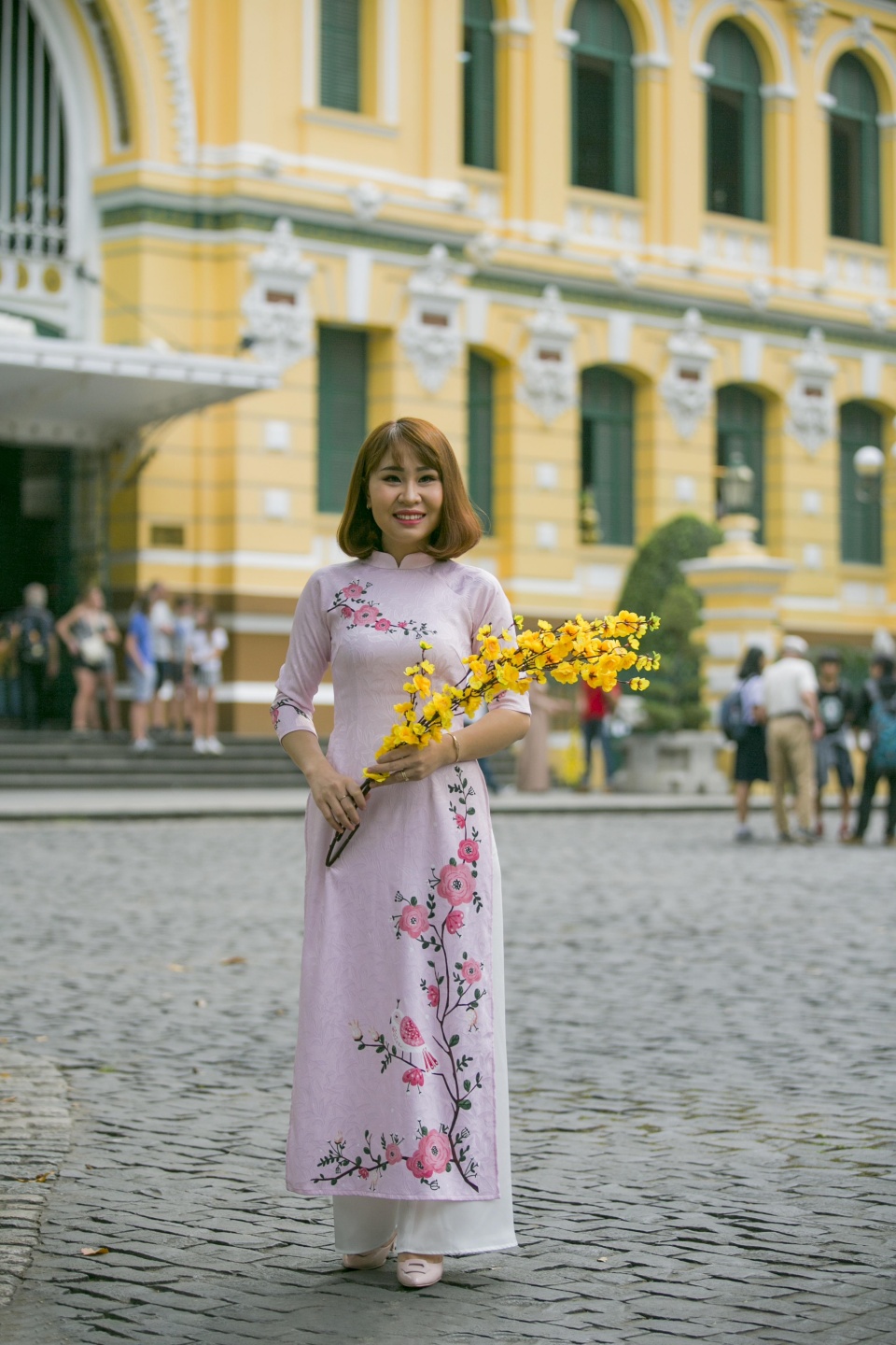 开叉到腰的奥黛美女回头率高,到越南的中国游客纷纷夸赞