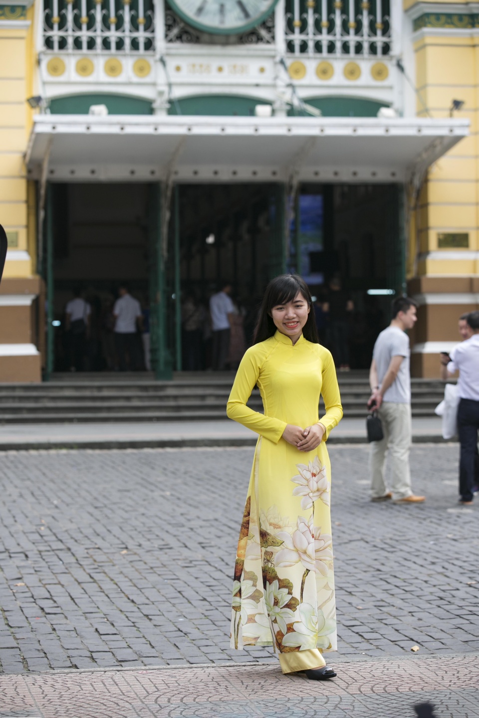 开叉到腰的奥黛美女回头率高,到越南的中国游客纷纷夸赞