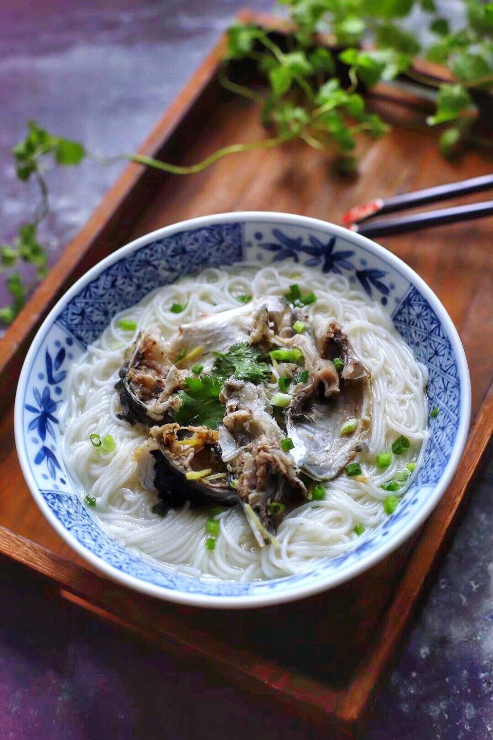 我家最爱吃的鱼头粉,米粉爽滑,汤汁鲜美,做法很关键