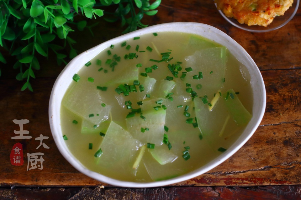 炎热的夏天,来一碗清淡的冬瓜素汤,开胃清火,营养健