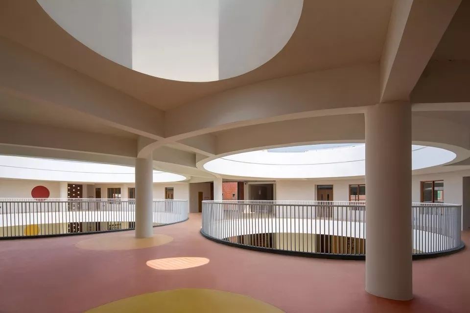 幼儿园建屋顶 北京现漂浮幼儿园,网友:熊孩子可"上房揭瓦" 了