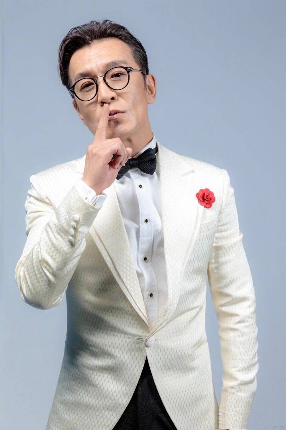 其实他之前在央视做编导,做了七年的编导才开始主持节目,《幸运52》和