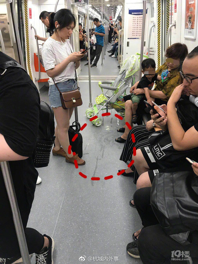 王小姐爆料:在地铁2号线上,有个看起来2岁半左右的小男孩突然"内急"
