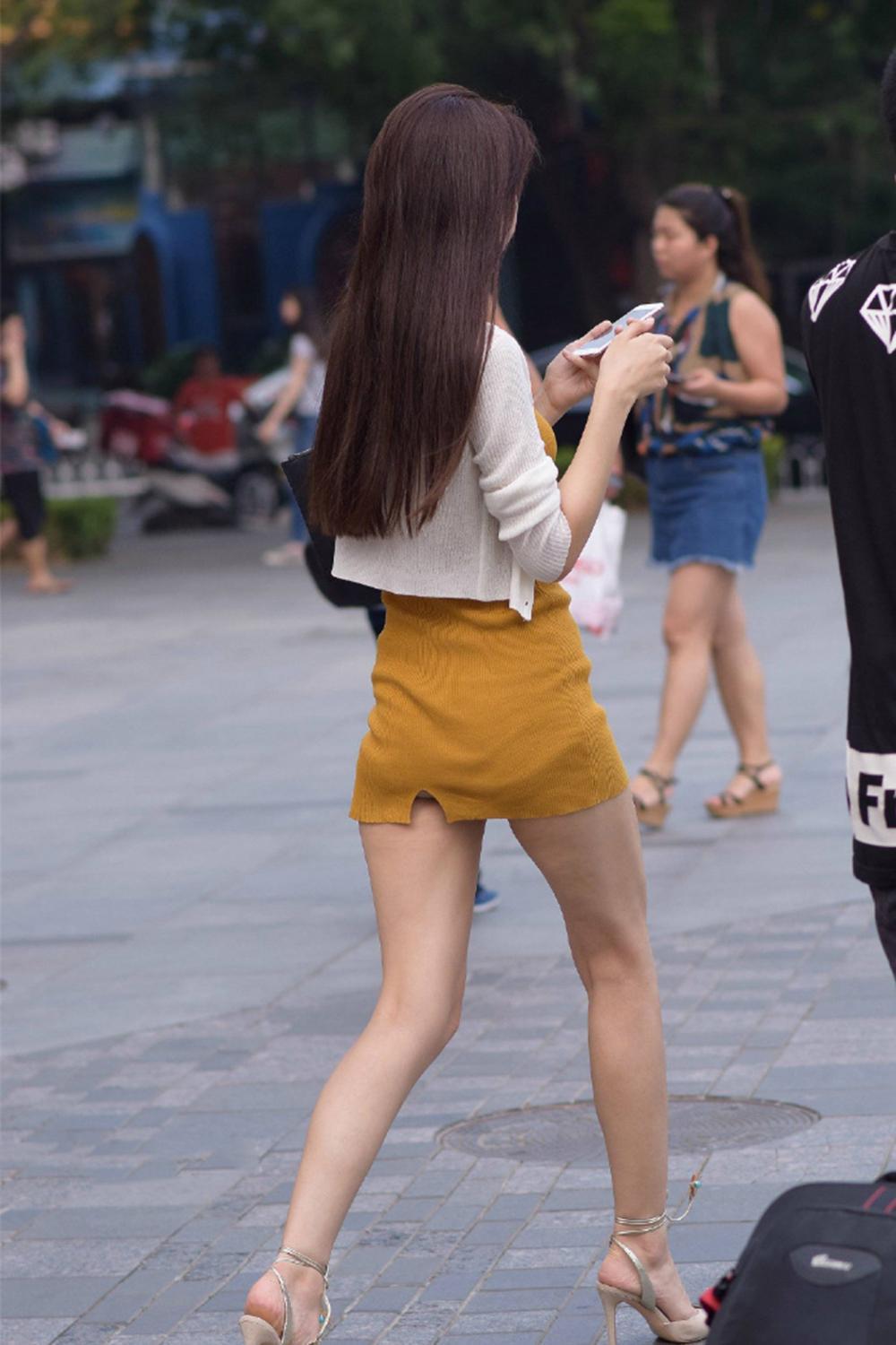 清凉一夏街拍紧身超短连衣裙美女极品拍保证看着有遐想