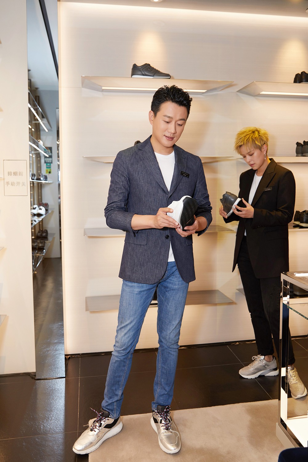 佟大为空降重庆助阵品牌活动  获观众热情表白"帅惨了"